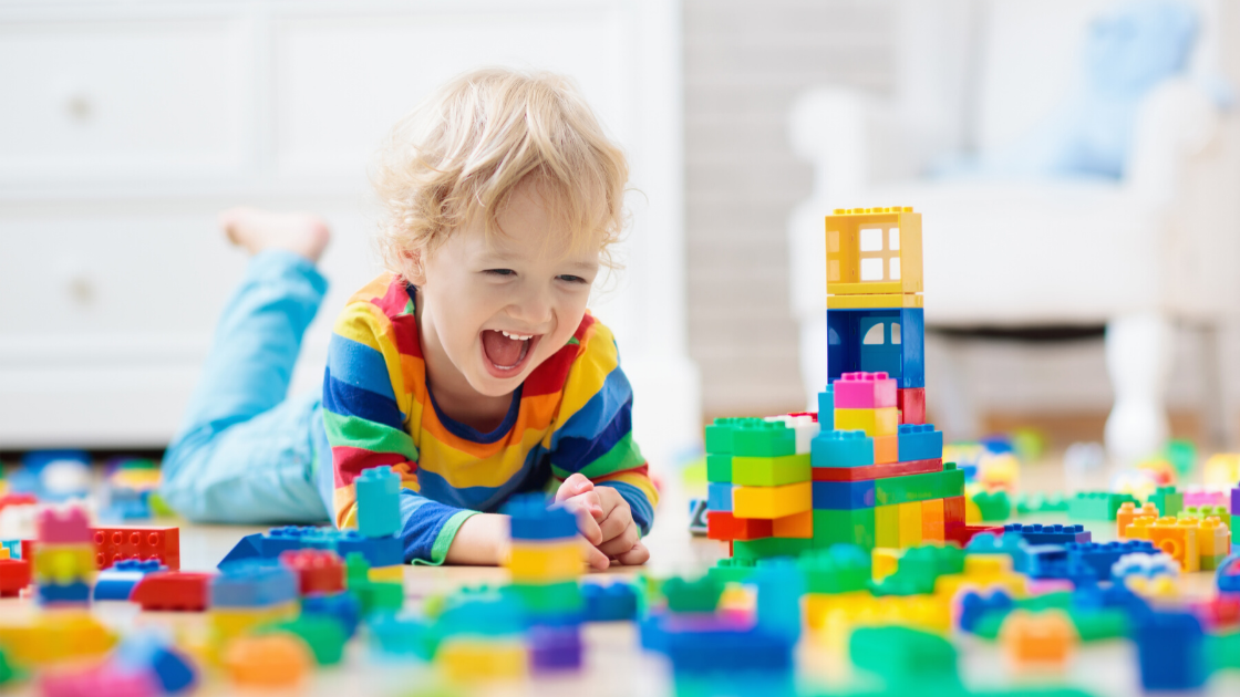 Niño juega con piezas de Lego