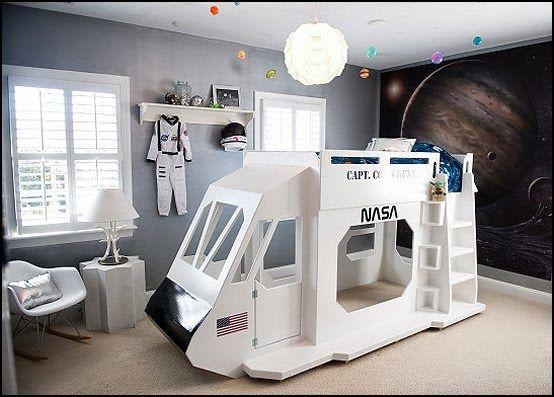 Habitación infantil sobre el tema del espacio.
