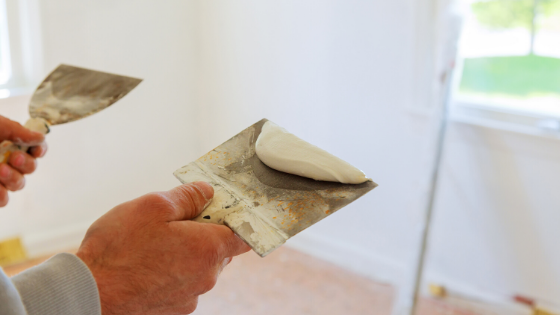 Cubra las imperfecciones de la pared con una llana y pegatinas de pared